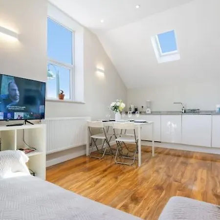 Two Bed Apartment In Leytonstone